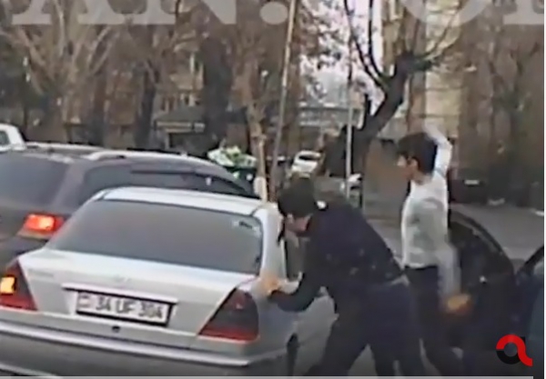  «Մերսեդես»-ին հարվածներ հասցնող երիտասարդները բերման են ենթարկվել. ովքե՞ր են նրանք