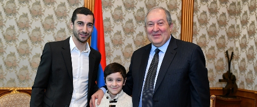 Արմեն Սարգսյանը հյուրընկալել է Հենրիխ Մխիթարյանին և նրա գյումրեցի փոքրիկ երկրպագուին