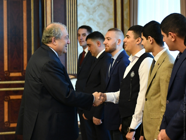 Պատերազմը հաղթում են ոչ միայն զենքով... Նախագահը հյուրընկալել է ապրիլյան քառօրյայի մասնակիցներին