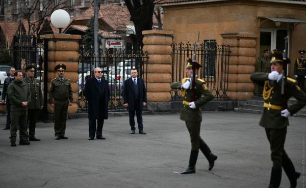 Արմեն Սարգսյանն ավելի է բացում Բաղրամյան-26-ի դռները  