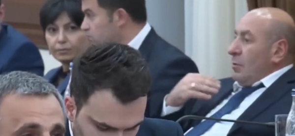 Ավագանու անդամ Գրիգոր Երիցյանի ելույթից հետո վարչության պետը խաչակնքում է 