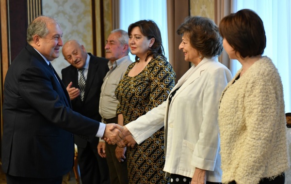 Արմեն Սարգսյանն ընդունել է Արցախյան ազատամարտում զոհված օդաչուների ընտանիքների անդամներին