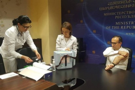 Արսեն Թորոսյանն ուղիղ եթերում պատվաստվեց մարդու պապիլոմա վիրուսի դեմ