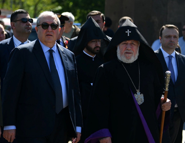 Արմեն Սարգսյանն ու Գարեգին Երկրորդը՝ «Հաղթանակ» զբոսայգում