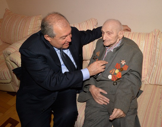 Ծննդյանդ 100-ամյակը կնշենք միասին. Արմեն Սարգսյանը` 99-ամյա վետերանին