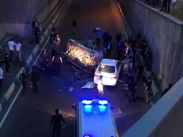 Խոշոր ավտովթար Երեւանում. «Mercedes»-ը կամրջից ընկել է «Toyota»-ի վրա․ երկու հոգի հոսպիտալացվել են