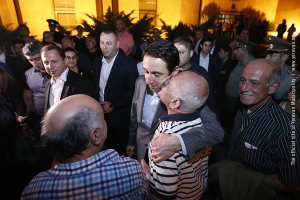 Այս ծրագիրը չի կարող կանգ առնել․ Երևանաբնակ զինծառայողների ծնողները մեկնեցին սահմանապահ զորամասեր՝ տեսակցության