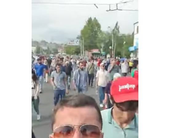 Ռոբերտ Քոչարյանի դեմ ակտիվիստները երթով իջել են Ազատության հրապարակ