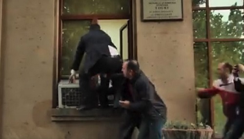 Դատավոր Դավիթ Բալայանը փորձեց պատուհանից մտնել դատարան  ու վայր ընկավ