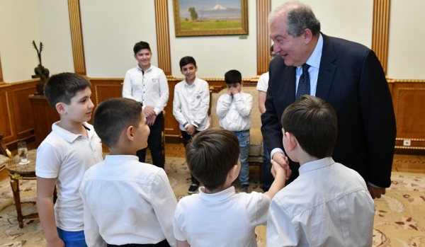 Մաթեմատիկան անհրաժեշտ է. Սարգսյանն ընդունել է օլիմպիադայի հաղթող մի խումբ երեխաների