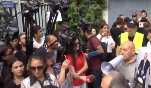 Դեղին բաճկոնների ցույցերի կազմակերպիչներից 1-ը «Սորոսի» գրասենյակի դիմաց մասնակցում է ակցիայի