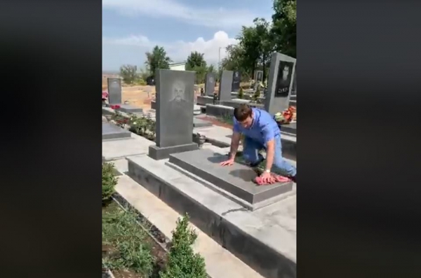 Ինչպե՞ս են մի խումբ երիտասարդներ Եռաբլուրում լվանում տապանաքարերը