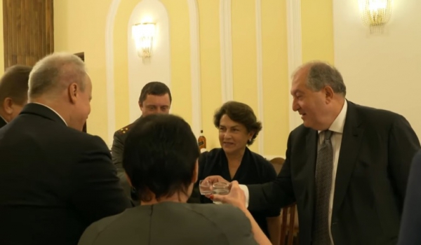 Արմեն Սարգսյանն օղի է խմել Հայաստանում ՌԴ դեսպանատանը