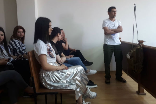 Դատավորը Հայկ Սարգսյանի կնոջը նկատողություն արեց  
