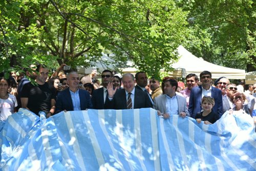 Ինչպե՞ս է Արմեն Սարգսյանը թութ թափ տալիս ու պարում