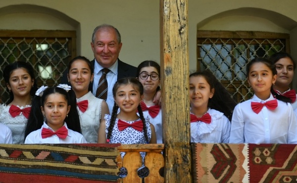 Սյունիքում Արմեն Սարգսյանն այցելել է մարզի մշակութային օջախներ