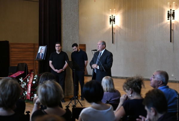 Արման Կիրակոսյանը պետական մարդ էր՝ նվիրված իր ժողովրդին, ազգին, պետականությանը. Արմեն Սարգսյանը մասնակցել է Արման Կիրակոսյանի հրաժեշտի արարողությանը