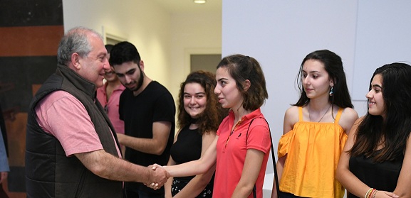 Հայաստանն առաջ մղելու համար պետք է ունենանք տեսլական. Արմեն Սարգսյանը՝ միջազգային քոլեջի սաներին