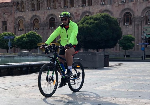 Արսեն Թորոսյանը մասնակցում է դեպի Մասիս հեծանվաշքերթին