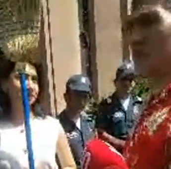  Մարդիկ գարշահոտությունից հիվանդություններ են ձեռք բերել. ավելներով բողոքի ակցիա քաղաքապետարանի դիմաց